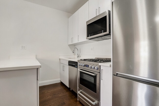 Building Photo - 39 E 65th St