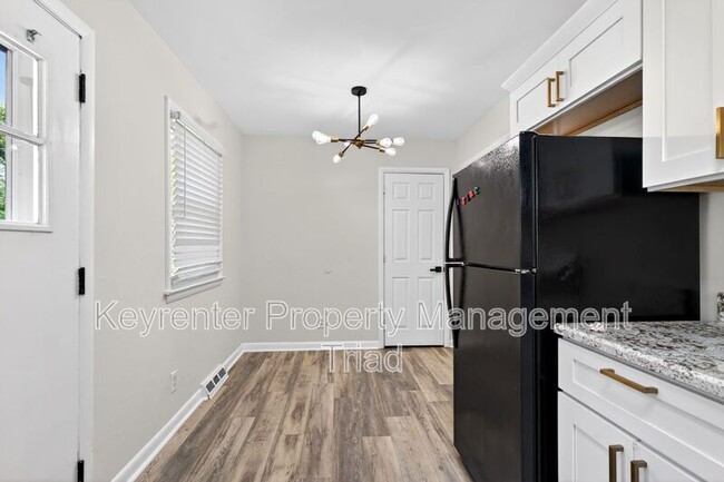 Building Photo - 1821 W Meadowview Rd
