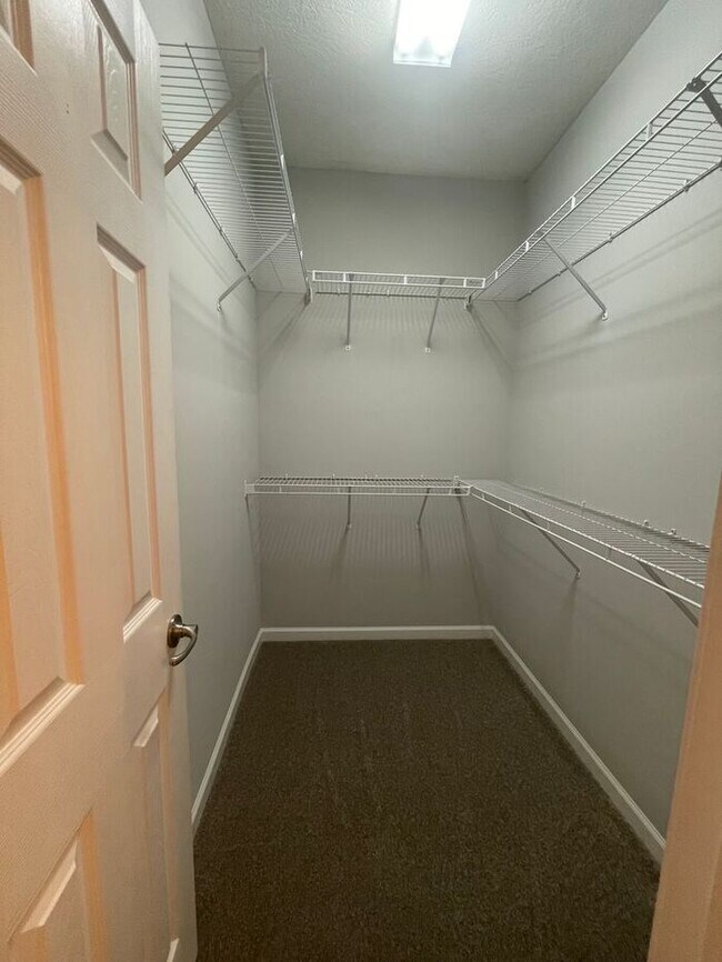 Building Photo - 2 bed, 2 bath, 2 car garage ranch style to...