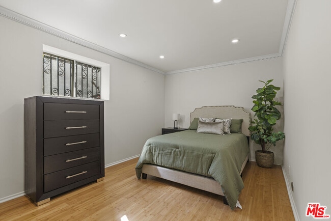 Building Photo - 865 Warner Ave