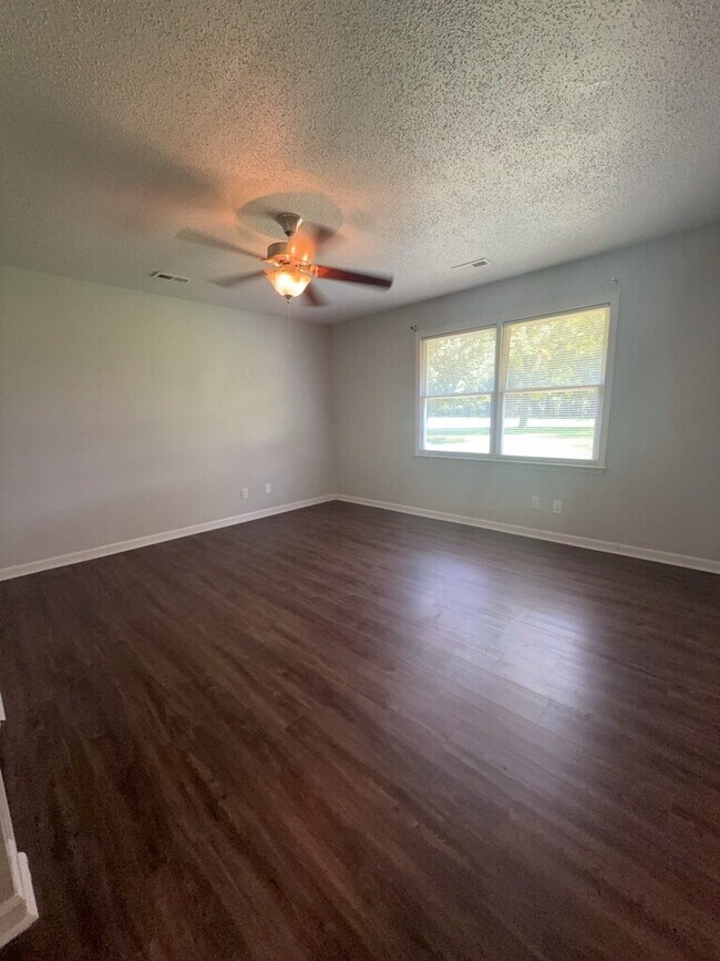 Building Photo - Beautiful 3 Bedroom, 3 Bath Home -135 Yates Ln.