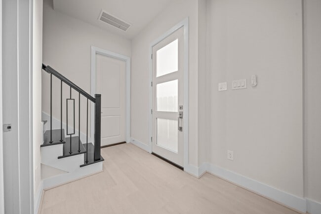 Building Photo - 4525 Davenport St