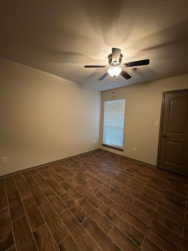 Building Photo - $2,200.00 Move-in-Special