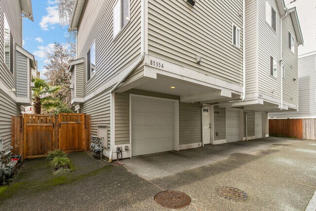 Building Photo - 2bd/1.5ba Seattle Townhouse
