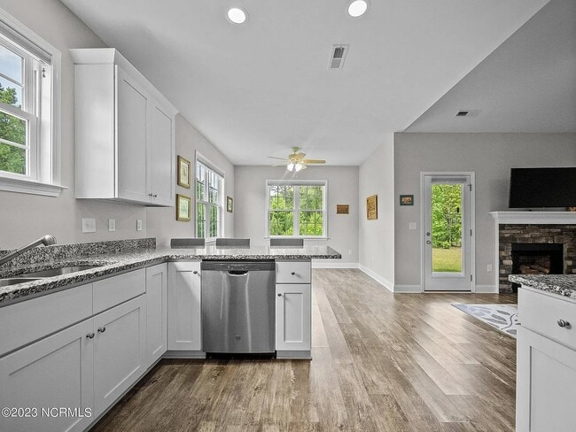 Building Photo - 102 Captains Pointe