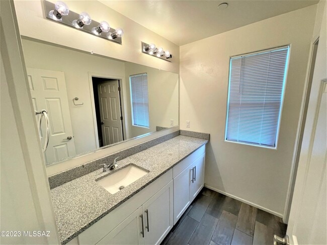Building Photo - 9450 N Andrina Dr