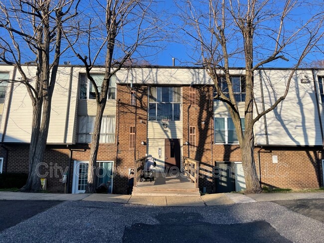Primary Photo - 2201 Strahle St