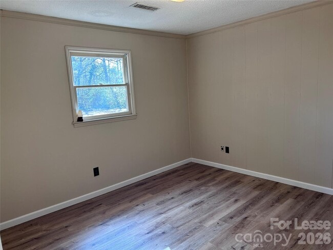 Building Photo - 220 Sunny Hill Dr