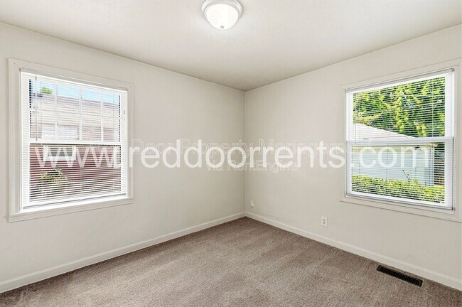Building Photo - 1742 N Whittier Pl
