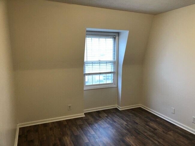 Building Photo - 904 Plaza Dr
