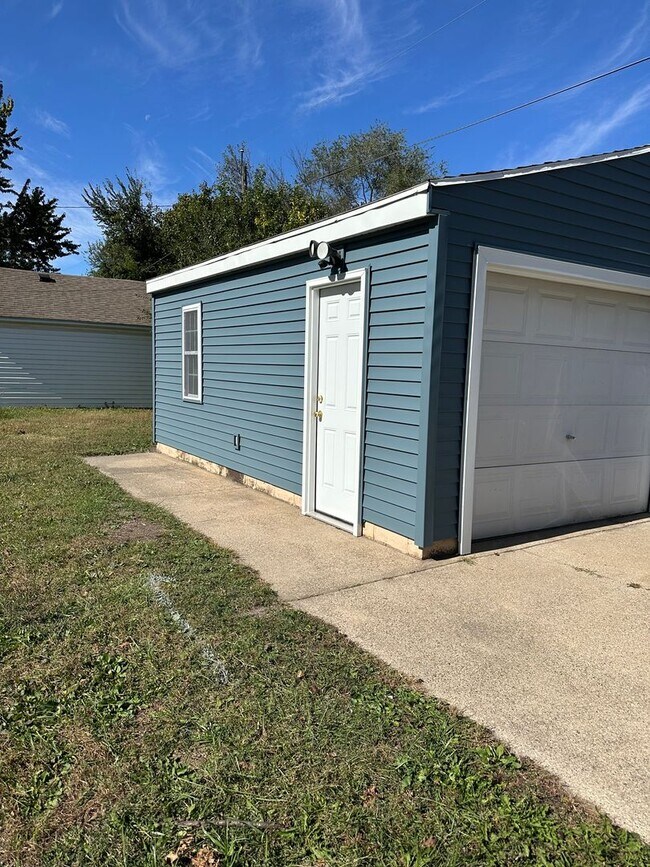 Building Photo - 700 Kern St