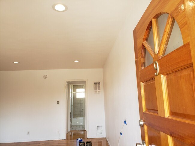 Living room recess lighting - 1025 Idaho Ave