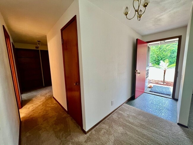 Building Photo - Updated 3BD Rambler w/ Exterior Amenities