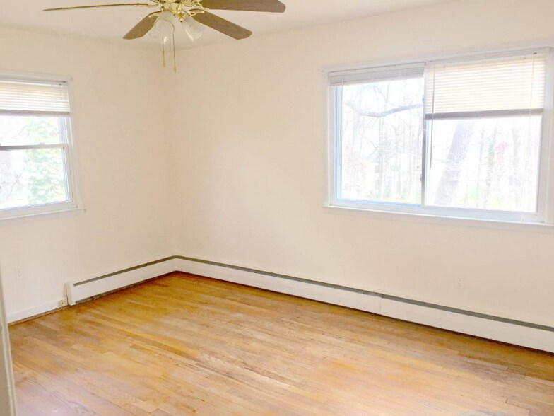 Building Photo - 4433 Village Dr