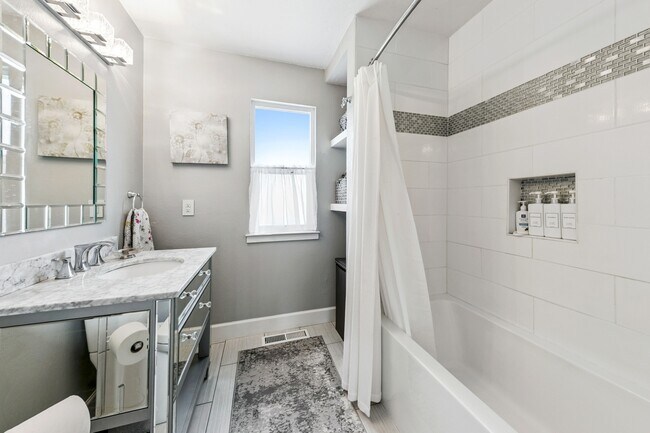 Building Photo - 464 Christie Dr