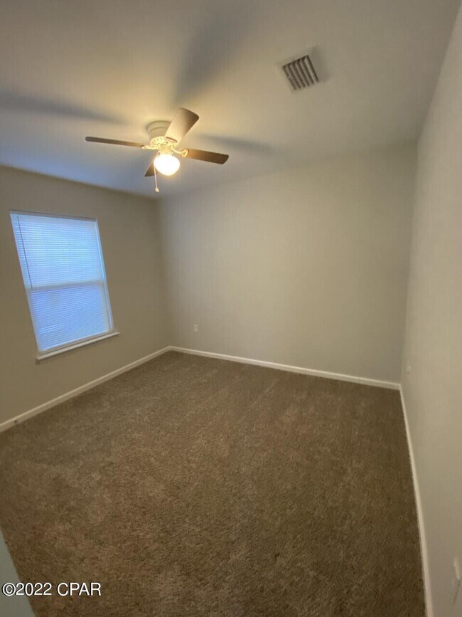 Building Photo - 401 Raven Ln