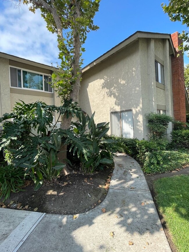 Building Photo - Super Quaint Gated Community - 2BR/1.5 Bath
