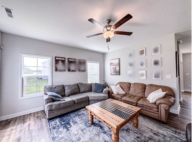 Building Photo - Stunning 4 Bed Home with Fenced Backyard