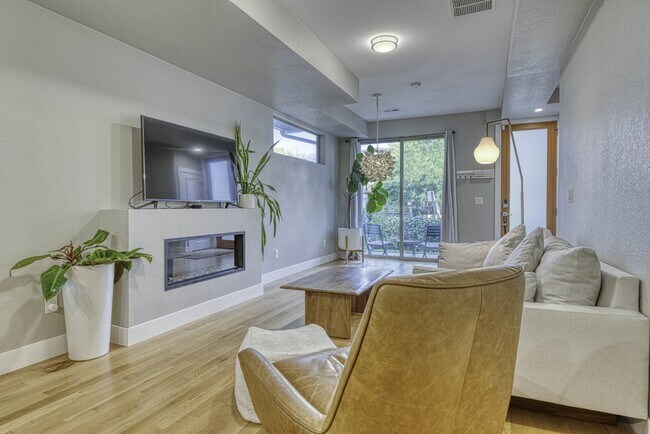 Building Photo - Newer Townhome next to Sloan's!