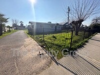 Building Photo - 856 W Chestnut St