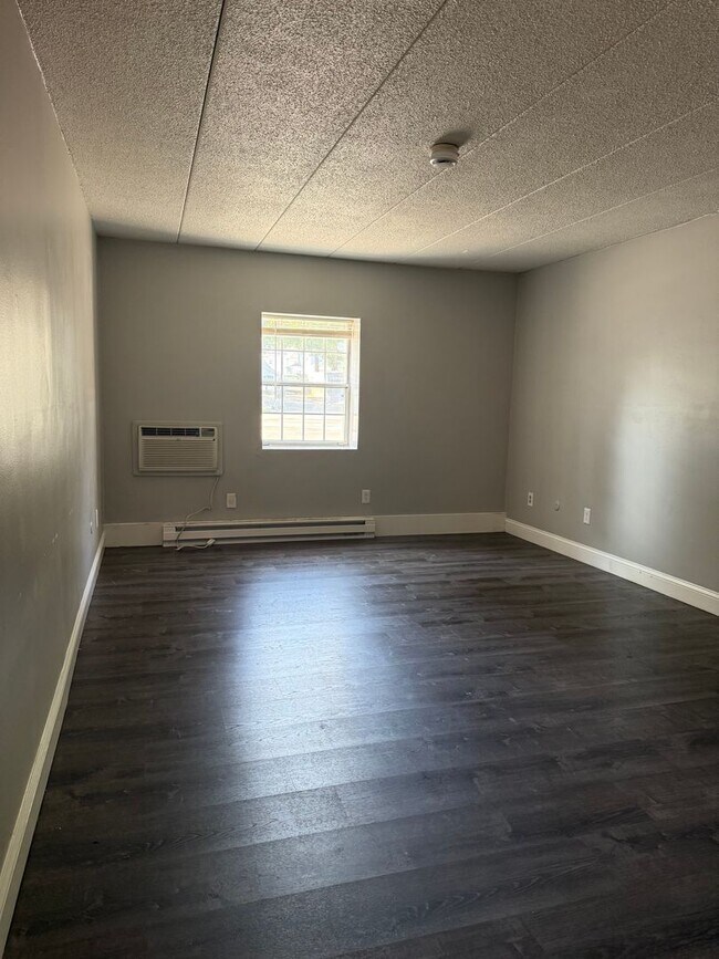 Building Photo - Rarely Available Studio