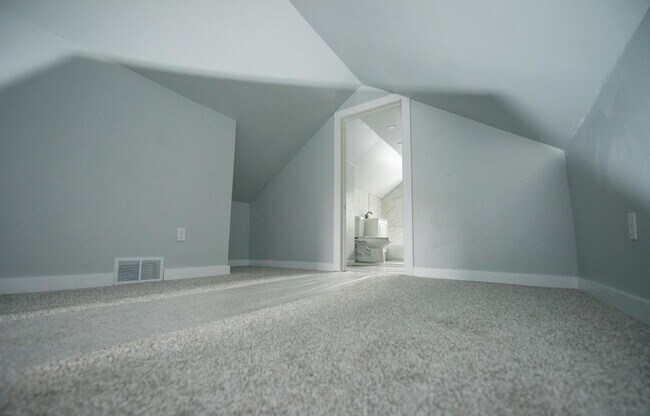 Building Photo - 4 bedroom 2 Bath home!!