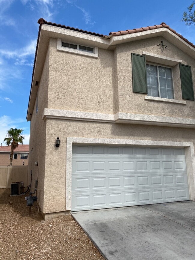 Building Photo - This is where comfort and style meet - This spacious 3-Bedroom, 2.5 bath home is waiting to be ca...