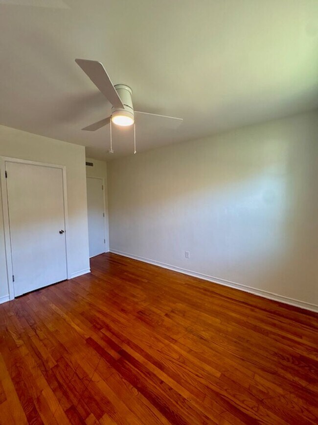 Building Photo - Fully Renovated Three Bedrooms Condo in South Windermere