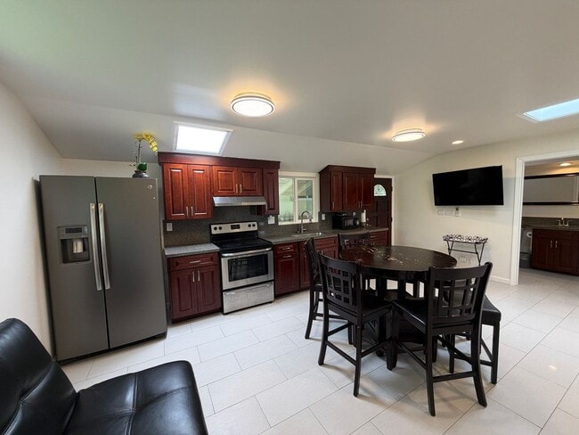 Building Photo - 3346 Kanaina Ave