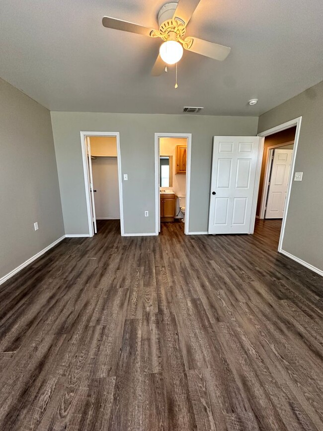 Building Photo - Cute 3 Bedroom Home Located In Chatman Hil...