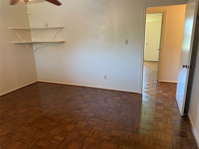 Building Photo - 3232 Parkwood Dr