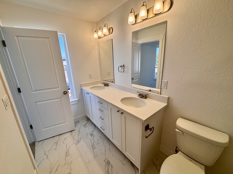 Building Photo - 1543 Tyram Grv