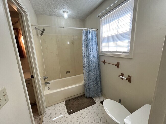 Building Photo - 3/2 One Level Home w/ Spacious, Level Lot!