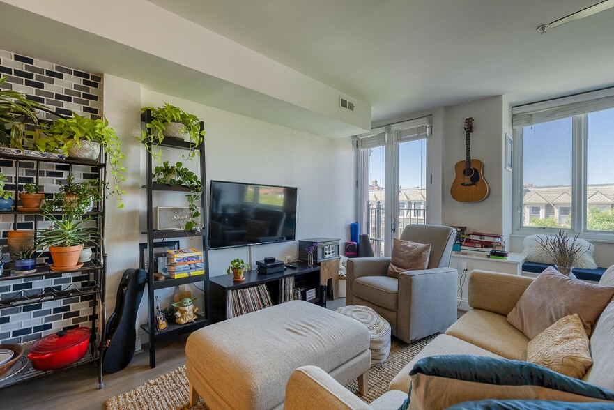 Building Photo - 2713 Ontario Rd NW