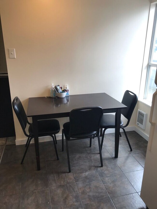 Building Photo - 947