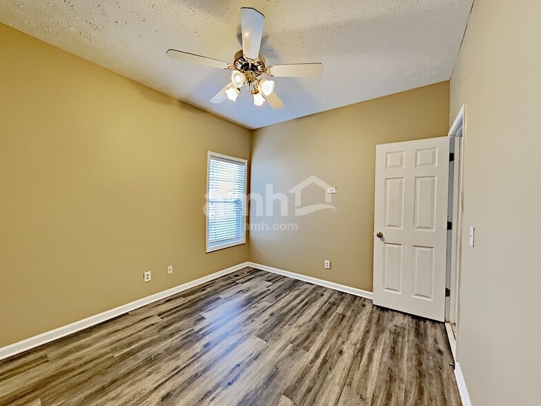 Building Photo - 1454 Chamirey Dr SW