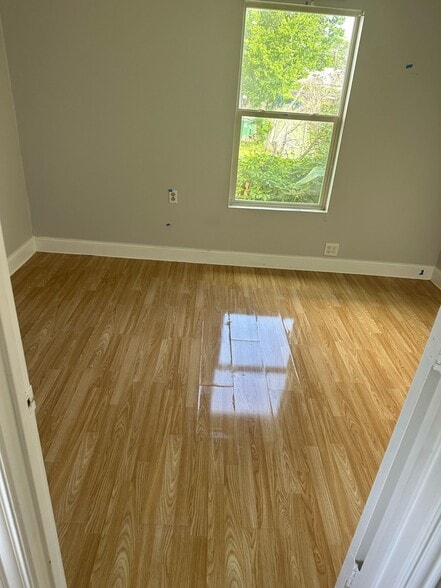 Building Photo - 413 N Live Oak St