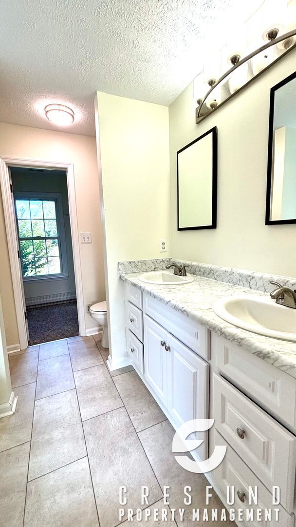 Building Photo - OVER 2000 SQ. FEET - Minutes Away from JAC...