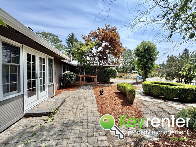 Building Photo - Stylishly Updated Lakewood Home in Seclude...