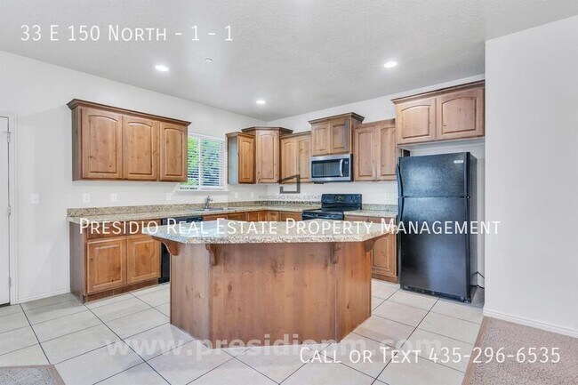 Building Photo - 33 E 150 N