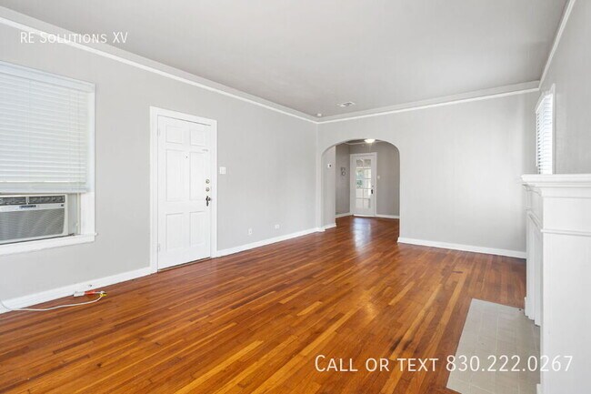 Building Photo - 336 E Lullwood Ave
