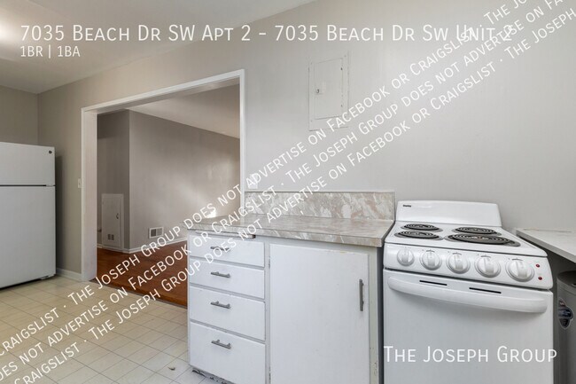 Building Photo - 7035 Beach Dr SW