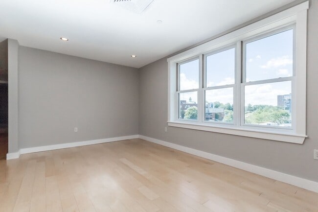 Building Photo - 2BR/2BA East Bayside Luxury Condo Near Old Port, W/D, Parking, Central AC, Views