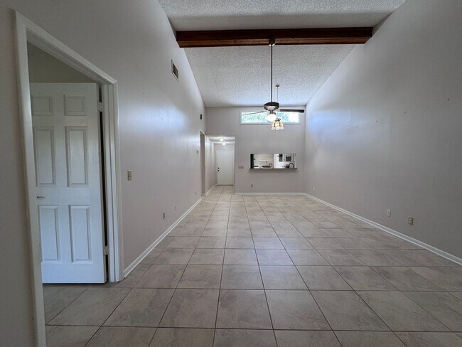 Building Photo - 152 Carolwood Blvd