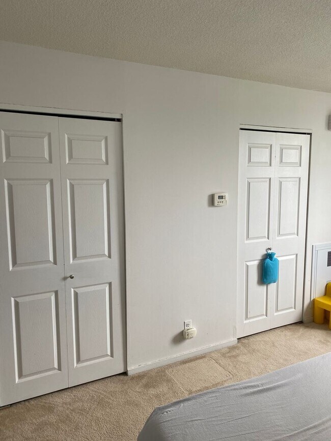 Building Photo - Large 1bd in desirable Brook House. West f...