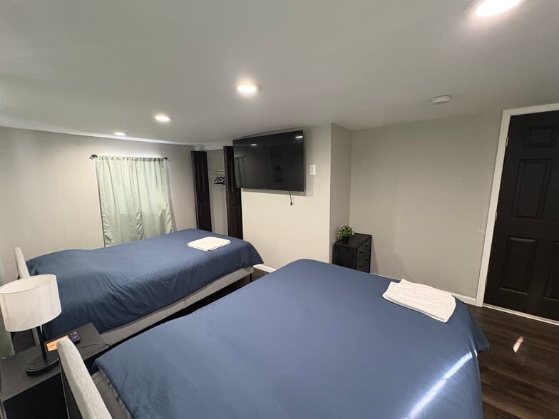 Master bedroom - 3311 Woodland Dr