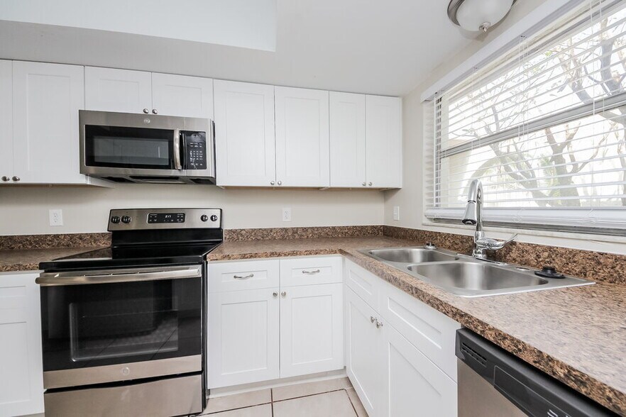 Building Photo - 12560 Illinois Woods Ln