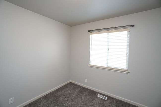 Building Photo - 1445 W Silver Salmon Dr