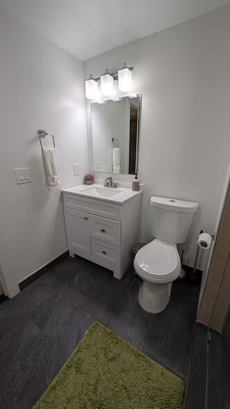Shared bathroom - 4654 Charleston Ter NW