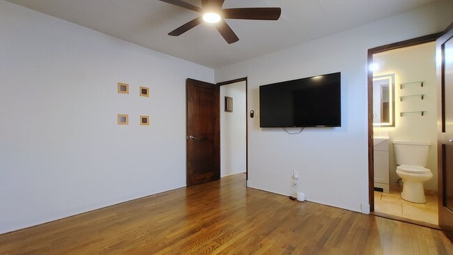 Building Photo - 808 Vassar Dr NE